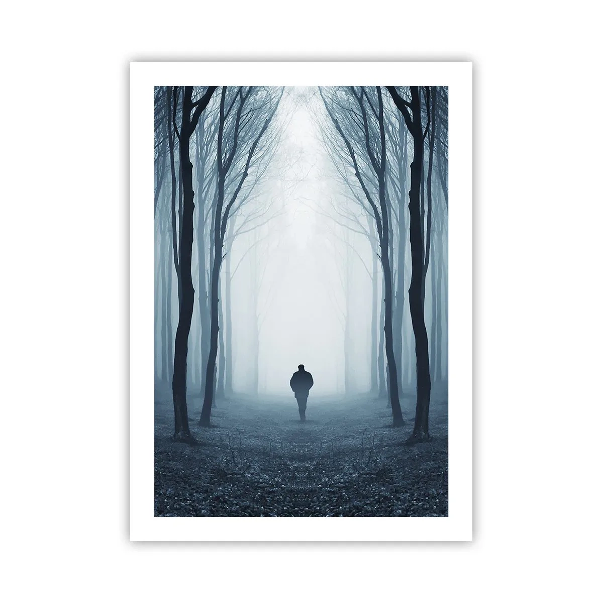 Poster - Un uomo in una foresta nebbiosa, circondato da alberi - 50x70cm - E tutto è semplice e chiaro - Decorazione murale moderna per soggiorno e camera da letto ARTTOR