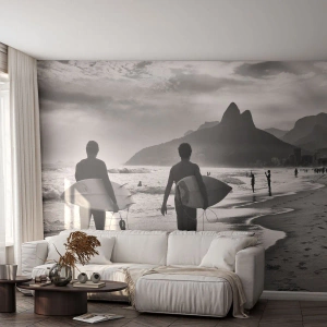 Fotomurali Premium Canvas - Due surfisti camminano sulla spiaggia con le loro tavole bianche e nere. - 100x70cm - Samba su un'unica onda - Decorazione murale moderna per soggiorno e camera da letto ARTTOR