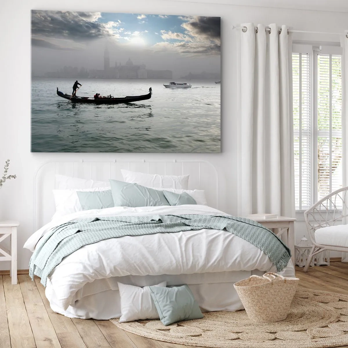 Quadro su tela - Stampe su Tela - Una gondola scivola sulle acque di Venezia in una mattina nebbiosa, sovrastando la città. - 120x80cm - Città magica di acqua e nebbia - Decorazione murale moderna per soggiorno e camera da letto ARTTOR