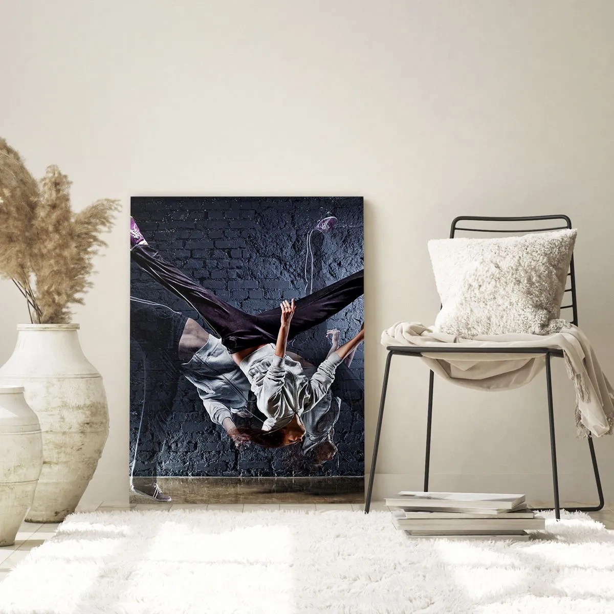 Quadro su vetro - Danza dinamica sullo sfondo di un muro industriale - 50x70cm - Eroe di strada - Decorazione murale moderna per soggiorno e camera da letto ARTTOR