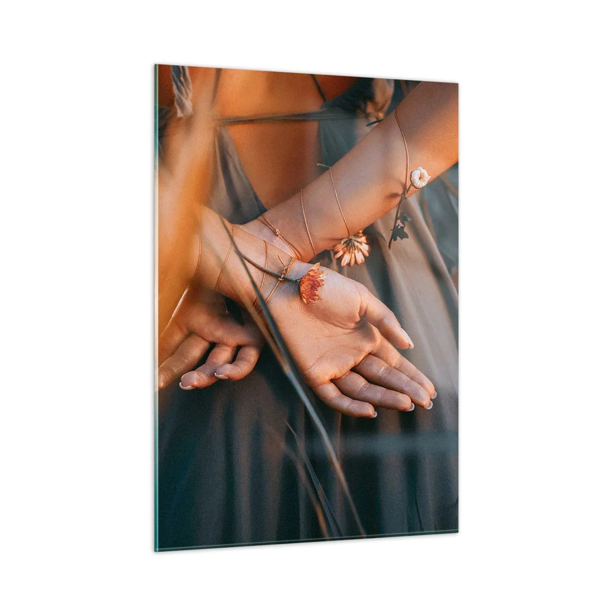 Quadro su vetro - Primo piano delle mani giunte di una donna con dei fiori su uno sfondo erboso - 50x70cm - Legata alla natura - Decorazione murale moderna per soggiorno e camera da letto ARTTOR