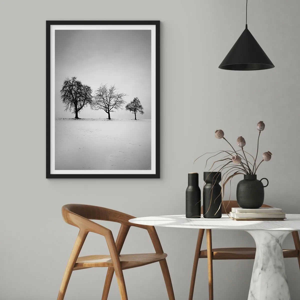 Poster in cornice nera - Tre alberi in un campo innevato in bianco e nero - 50x70cm - Cosa sognano? - Decorazione murale moderna per soggiorno e camera da letto ARTTOR