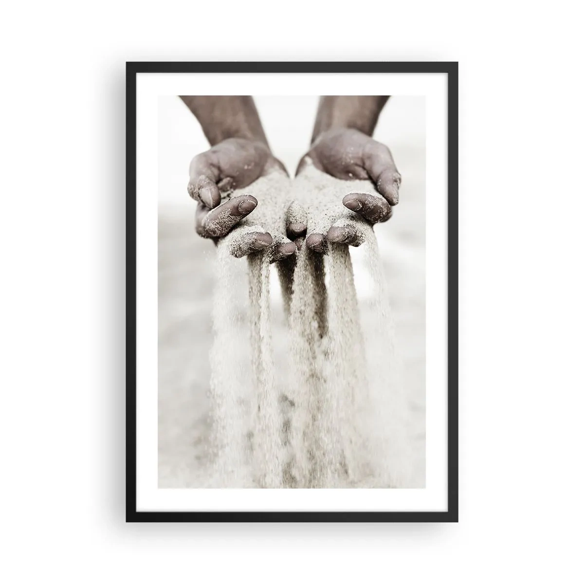 Poster in cornice nera - Mani che tengono la sabbia, a simboleggiare la fugacità e la fragilità del momento - 50x70cm - Con queste mani... - Decorazione murale moderna per soggiorno e camera da letto ARTTOR