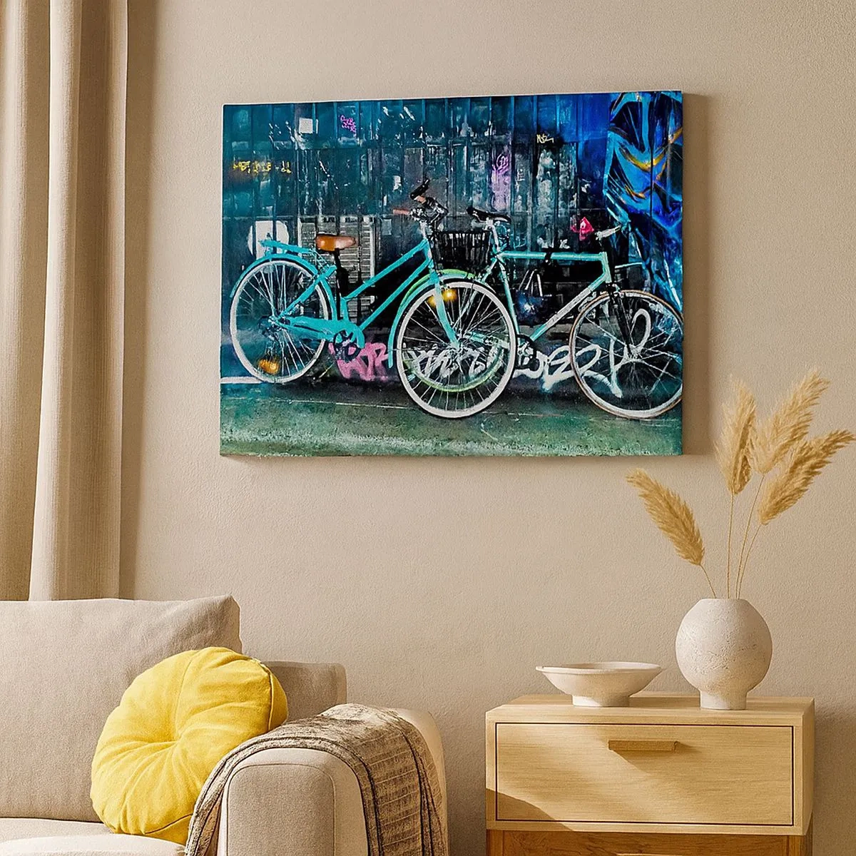 Quadro su tela - Stampe su Tela - Due biciclette turchesi sullo sfondo di graffiti urbani. - 70x50cm - La città chiama - Decorazione murale moderna per soggiorno e camera da letto ARTTOR