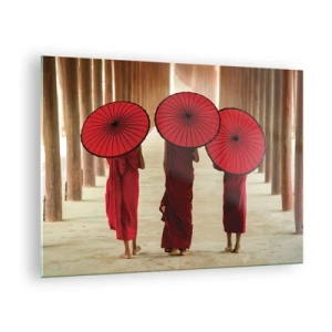 Quadro su vetro - Monaci con ombrelli rossi che camminano lungo un corridoio di legno - 70x50cm - In cammino verso la Terra Pura - Decorazione murale moderna per soggiorno e camera da letto ARTTOR