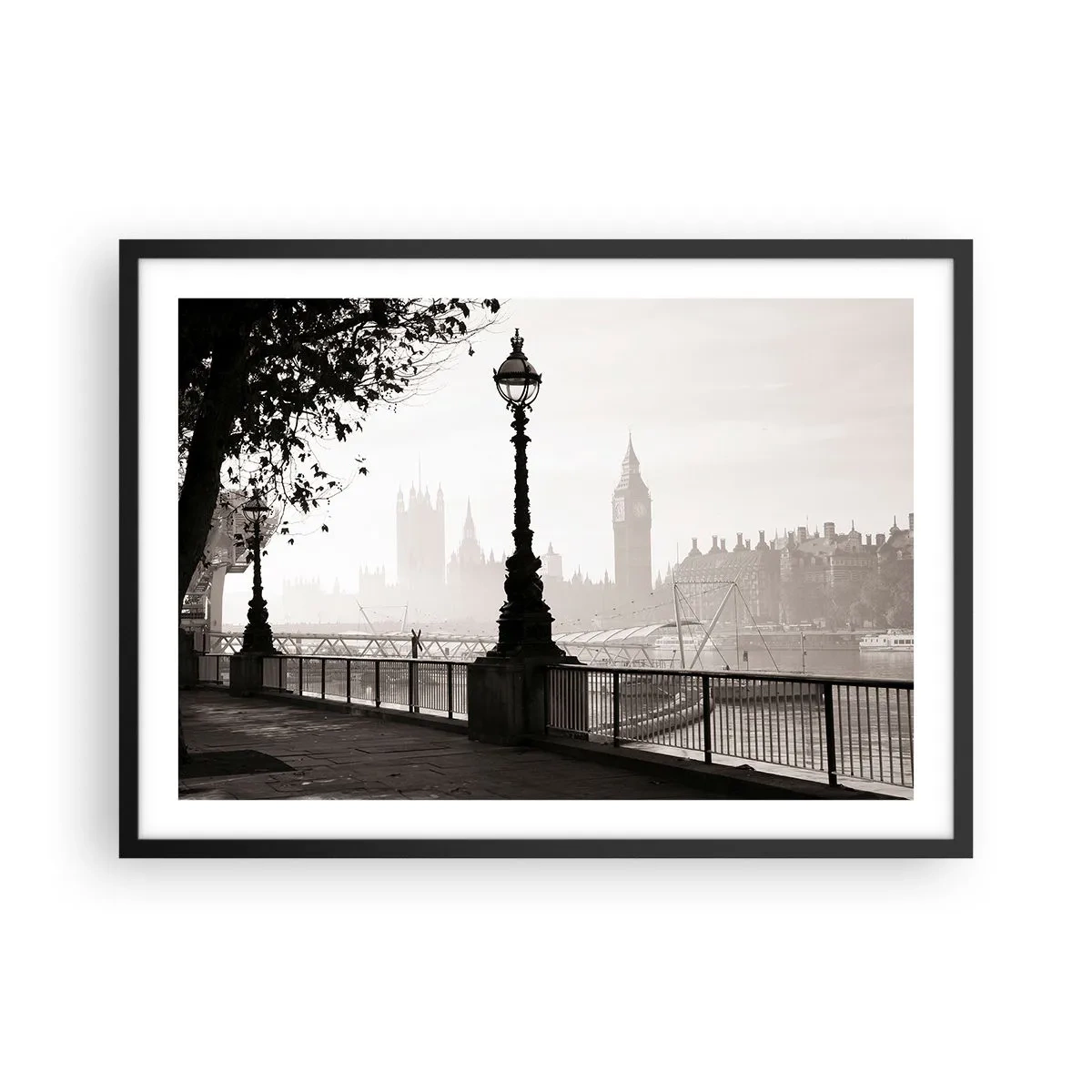 Poster in cornice nera - Una vista monocromatica del Big Ben e del Tamigi. - 70x50cm - Un mattino a Londra - Decorazione murale moderna per soggiorno e camera da letto ARTTOR