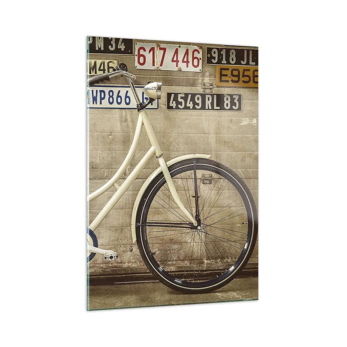 Quadro su vetro - Una vecchia bicicletta contro un muro con targhe - 50x70cm - Senza complessi - Decorazione murale moderna per soggiorno e camera da letto ARTTOR