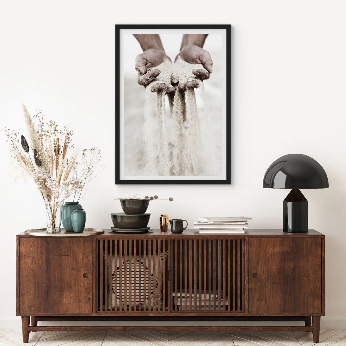 Poster in cornice nera - Mani che tengono la sabbia, a simboleggiare la fugacità e la fragilità del momento - 50x70cm - Con queste mani... - Decorazione murale moderna per soggiorno e camera da letto ARTTOR