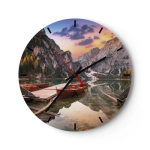 Orologio da parete - Orologio in Vetro - Barche di legno sul molo con sullo sfondo montagne e un lago all'alba - 30x30cm - La promessa del giorno - Decorazione murale moderna per soggiorno, cucina e camera da letto ARTTOR
