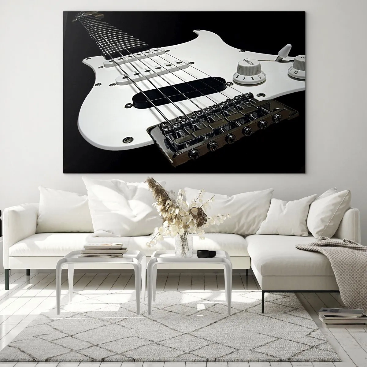 Quadro su vetro - Primo piano di una chitarra elettrica bianca su uno sfondo scuro - 70x50cm - Il suono nascosto nel bianco - Decorazione murale moderna per soggiorno e camera da letto ARTTOR