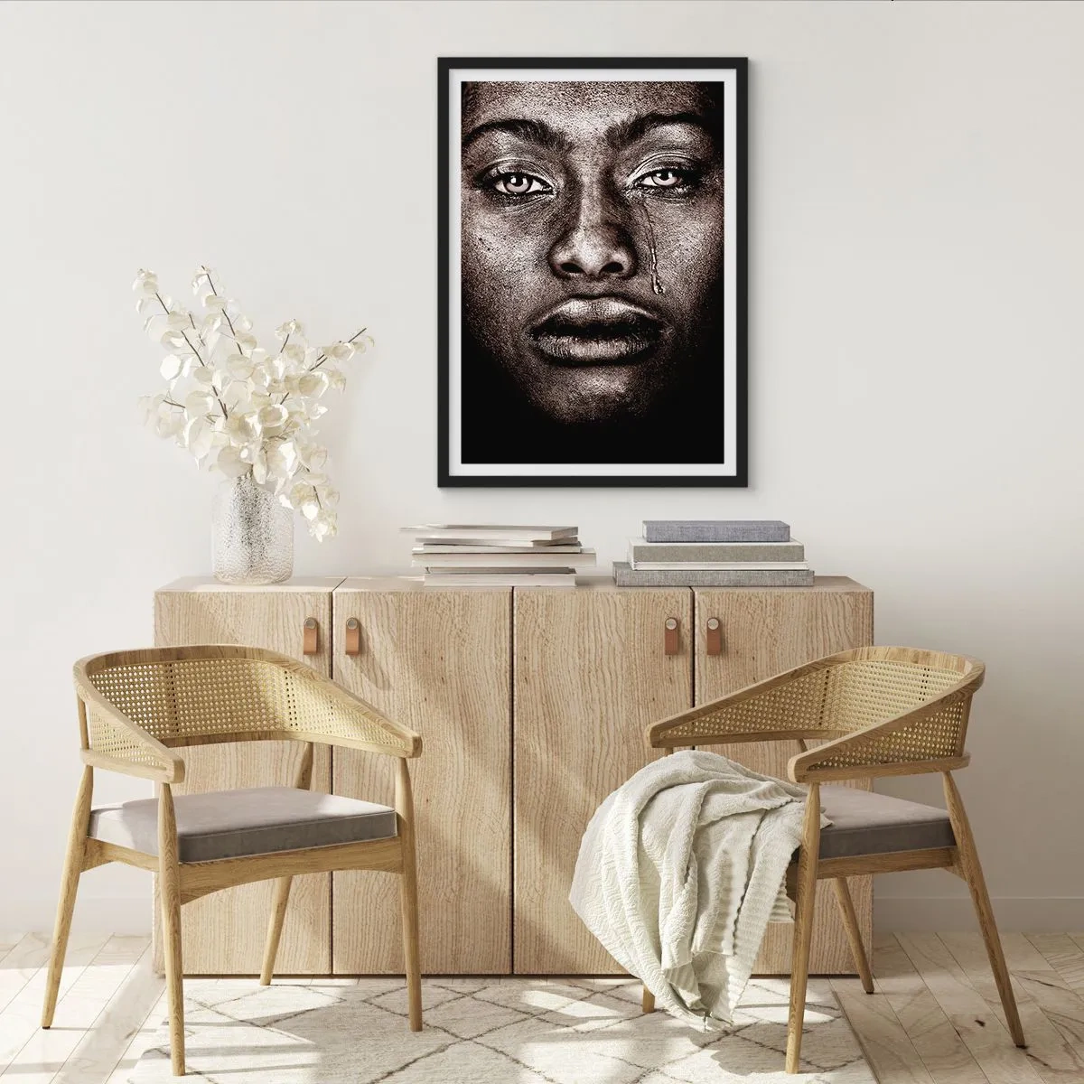 Poster in cornice nera - Ritratto di un volto con una lacrima espressiva in stile monocromatico - 50x70cm - Un'unica lacrima - Decorazione murale moderna per soggiorno e camera da letto ARTTOR