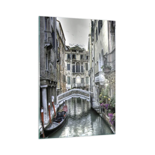 Quadro su vetro - Vista romantica di un canale veneziano con una gondola - 50x70cm - Da secoli in silenziosa riflessione - Decorazione murale moderna per soggiorno e camera da letto ARTTOR