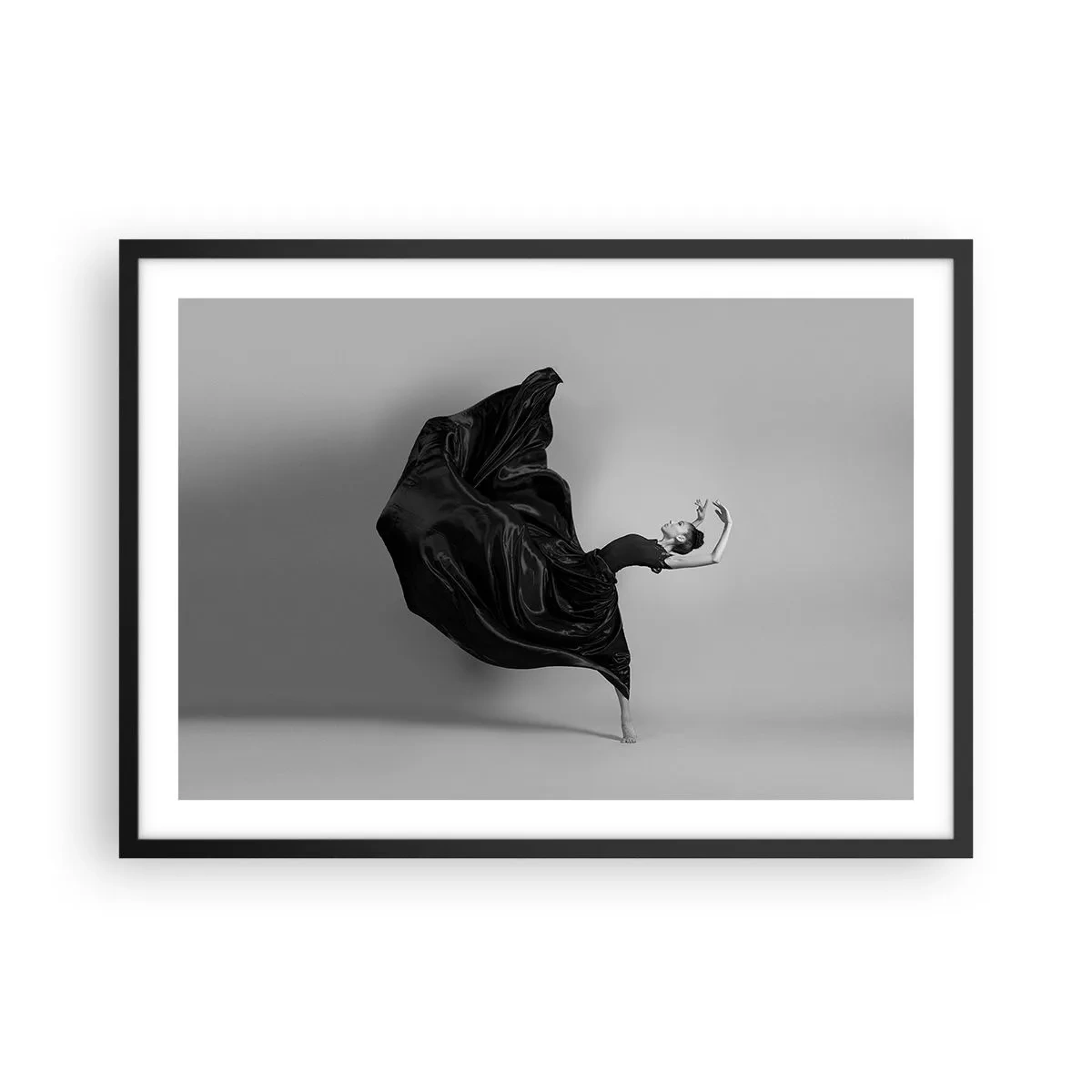 Poster in cornice nera - Un'elegante ballerina in abito nero in movimento - 70x50cm - Musica alata - Decorazione murale moderna per soggiorno e camera da letto ARTTOR