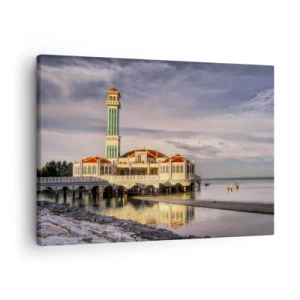 Quadro su tela - Stampe su Tela - Un imponente edificio con un minareto sull'acqua circondato da un paesaggio tranquillo - 70x50cm - Il tempio della natura - Decorazione murale moderna per soggiorno e camera da letto ARTTOR