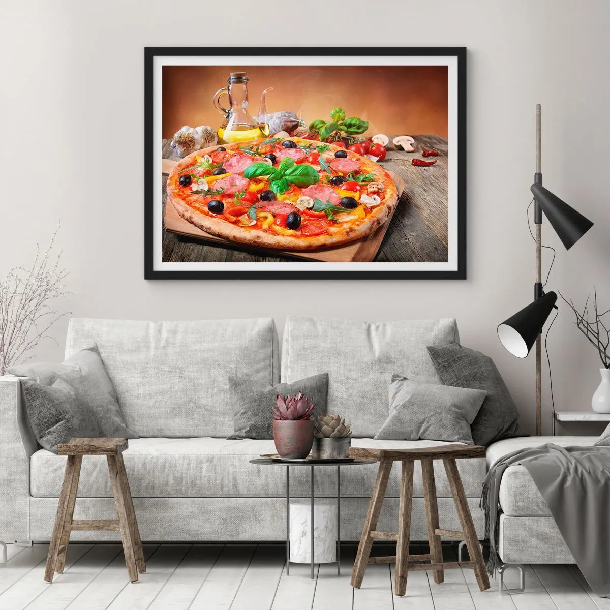 Poster in cornice nera - Pizza appetitosa su un tavolo di legno con condimenti - 100x70cm - Con gusto veramente italiano - Decorazione murale moderna per soggiorno e camera da letto ARTTOR
