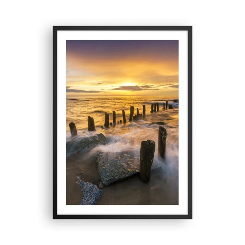 Poster in cornice nera - Tramonto sul mare con pali di legno sulla spiaggia - 50x70cm - La bellezza selvatica del Baltico - Decorazione murale moderna per soggiorno e camera da letto ARTTOR