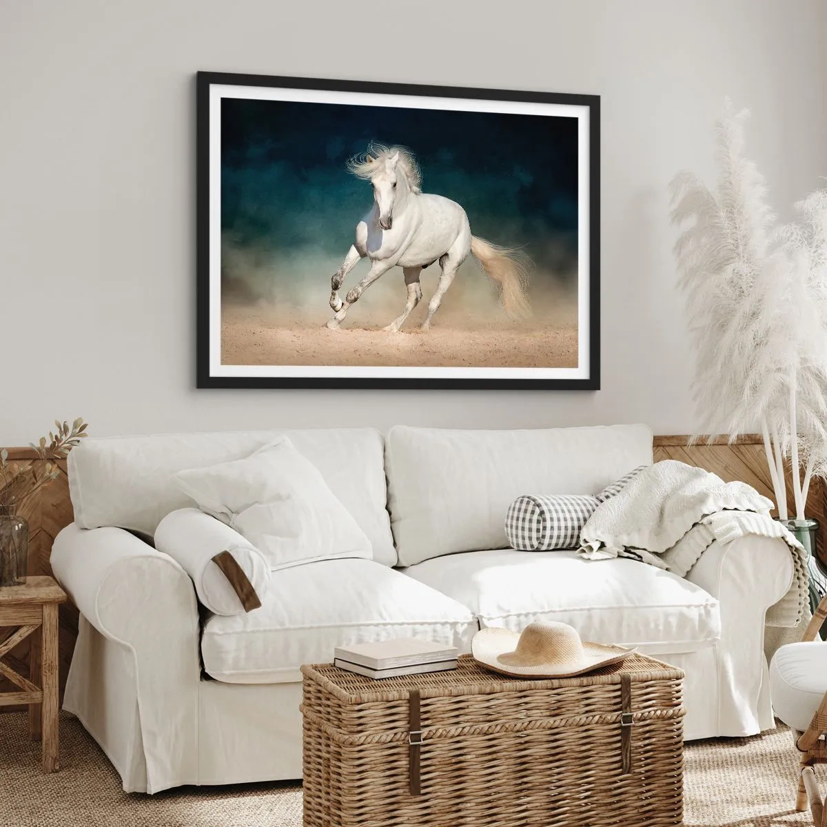 Poster in cornice nera - Un cavallo bianco al galoppo contro un cielo sfocato - 100x70cm - Libertà allo stato puro - Decorazione murale moderna per soggiorno e camera da letto ARTTOR