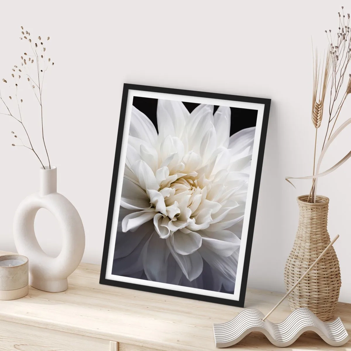 Poster in cornice nera - Primo piano di una dalia bianca su uno sfondo scuro - 50x70cm - Il mattino della sposa - Decorazione murale moderna per soggiorno e camera da letto ARTTOR