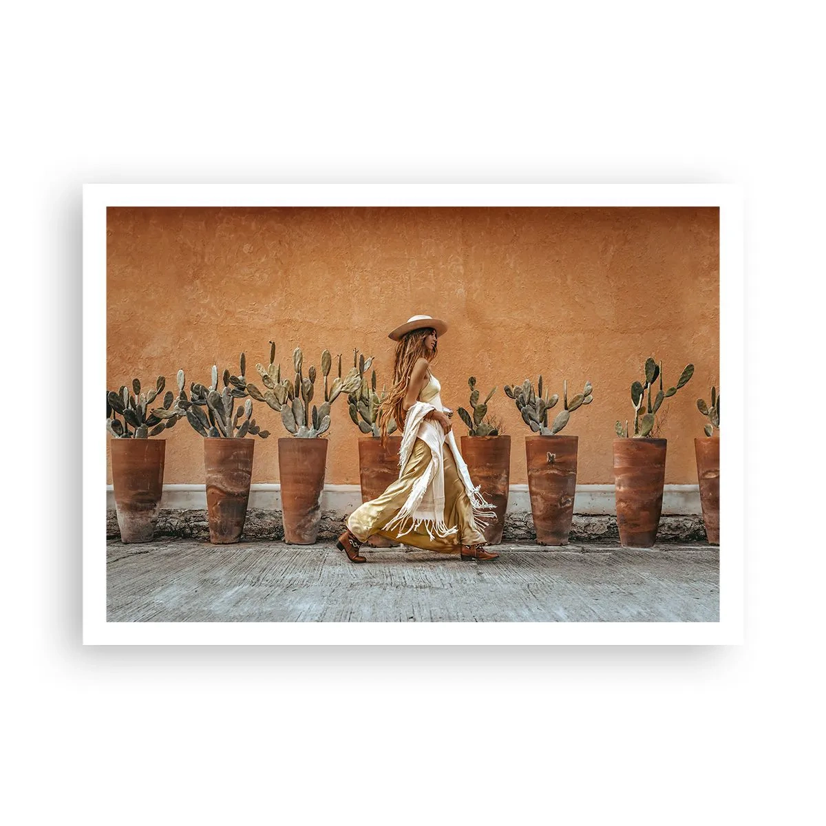 Poster - Una donna in stile boho con vasi di cactus sullo sfondo. - 100x70cm - In stile hippy - Decorazione murale moderna per soggiorno e camera da letto ARTTOR