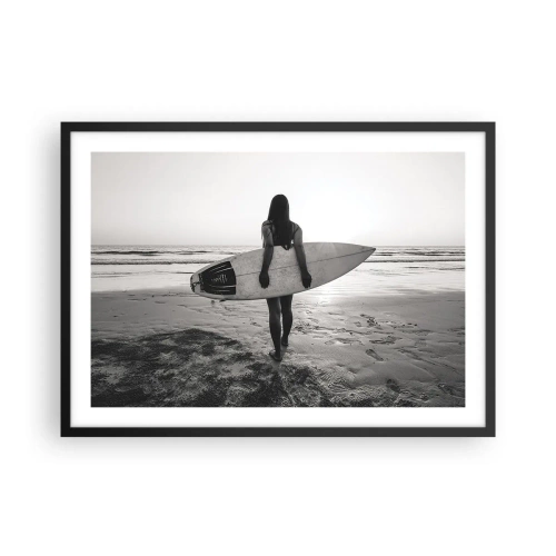Poster in cornice nera - Donna con tavola da surf sulla spiaggia in bianco e nero - 70x50cm - La figlia dell'onda marina - Decorazione murale moderna per soggiorno e camera da letto ARTTOR
