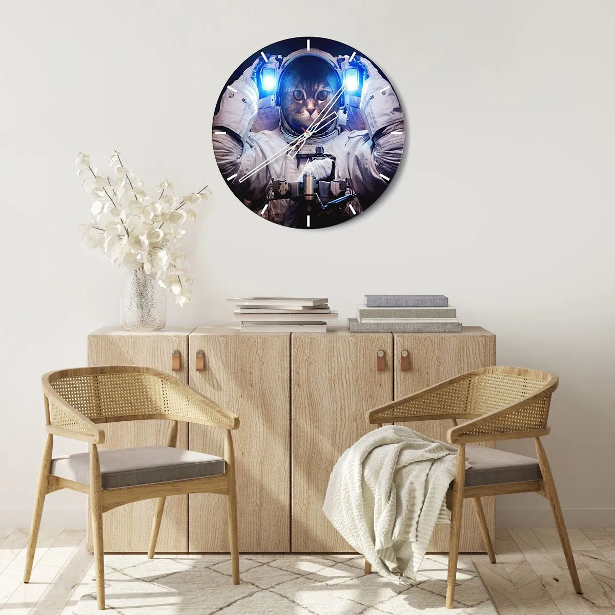 Orologio da parete - Orologio in Vetro - Un gatto con una tuta da astronauta e una luce blu sullo sfondo. - 30x30cm - Houston, avete un problema - Decorazione murale moderna per soggiorno, cucina e camera da letto ARTTOR