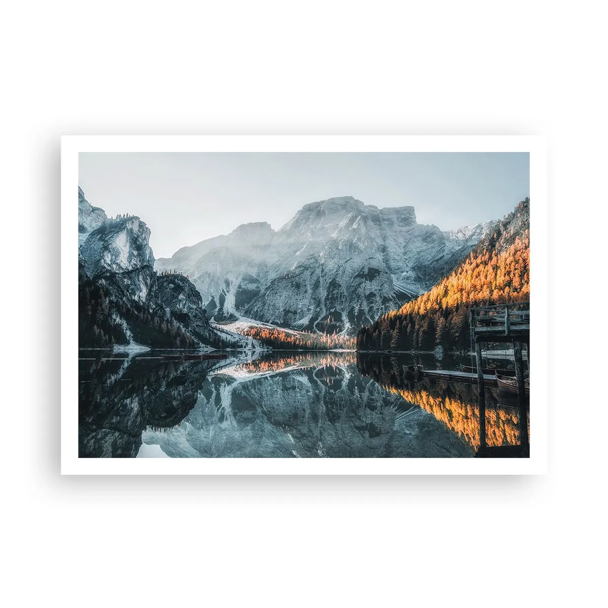 Poster - Un paesaggio montano riflesso nella calma superficie di un lago - 100x70cm - Paesaggio allo specchio - Decorazione murale moderna per soggiorno e camera da letto ARTTOR