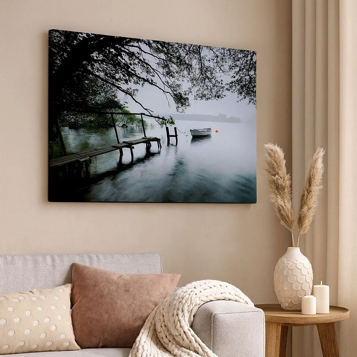 Quadro su tela - Stampe su Tela - Un molo sull'acqua con una barca sullo sfondo circondata da un paesaggio nebbioso - 70x50cm - E già ti riposi - Decorazione murale moderna per soggiorno e camera da letto ARTTOR