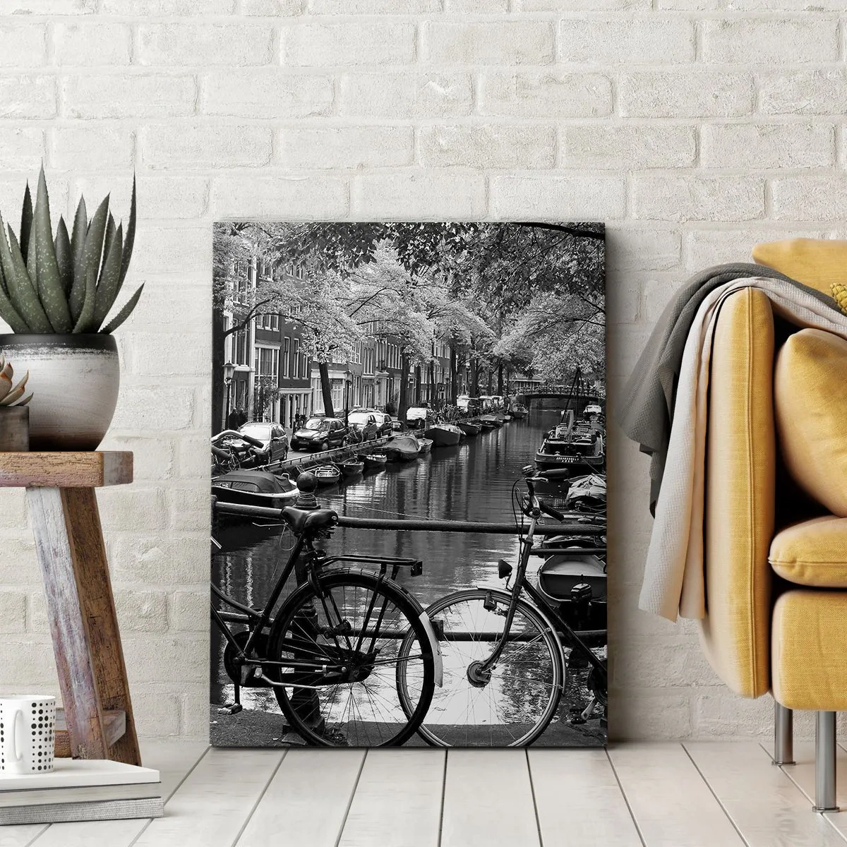 Quadro su tela - Stampe su Tela - Canale con biciclette in fotografia in bianco e nero - 50x70cm - Vista molto olandese - Decorazione murale moderna per soggiorno e camera da letto ARTTOR