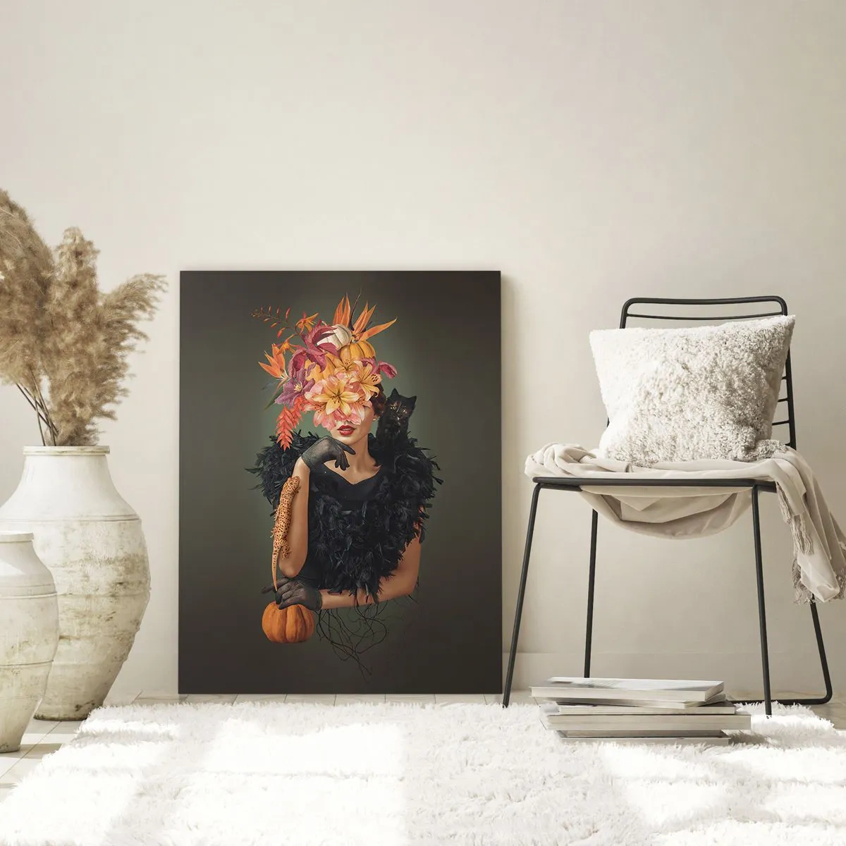 Quadro su vetro - Figura di una donna vestita di nero con una zucca, un gatto e una composizione floreale - 50x70cm - L'incantesimo della strega - Decorazione murale moderna per soggiorno e camera da letto ARTTOR