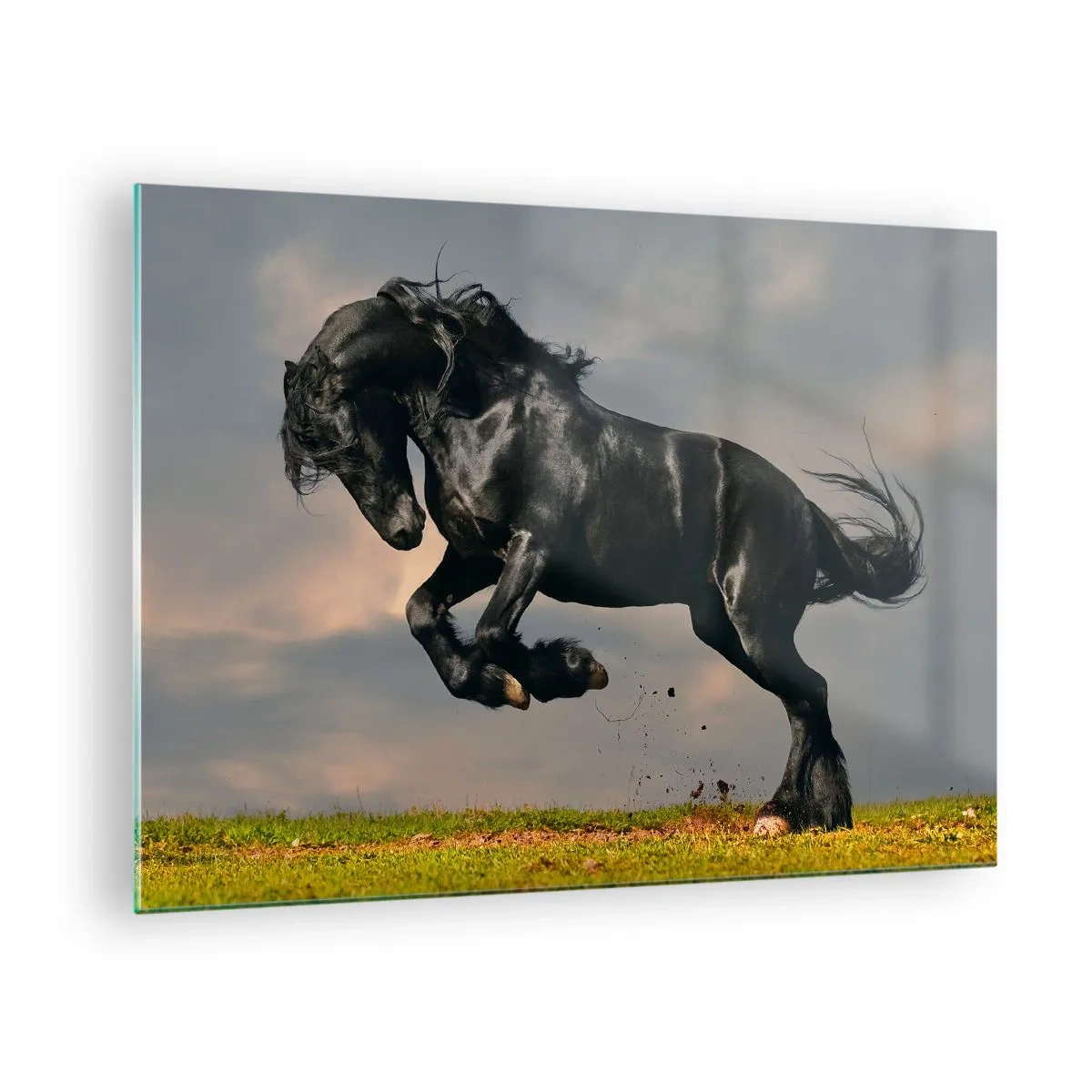 Quadro su vetro - Un cavallo scuro in un salto dinamico contro un cielo nuvoloso - 70x50cm - Libero e bello - Decorazione murale moderna per soggiorno e camera da letto ARTTOR