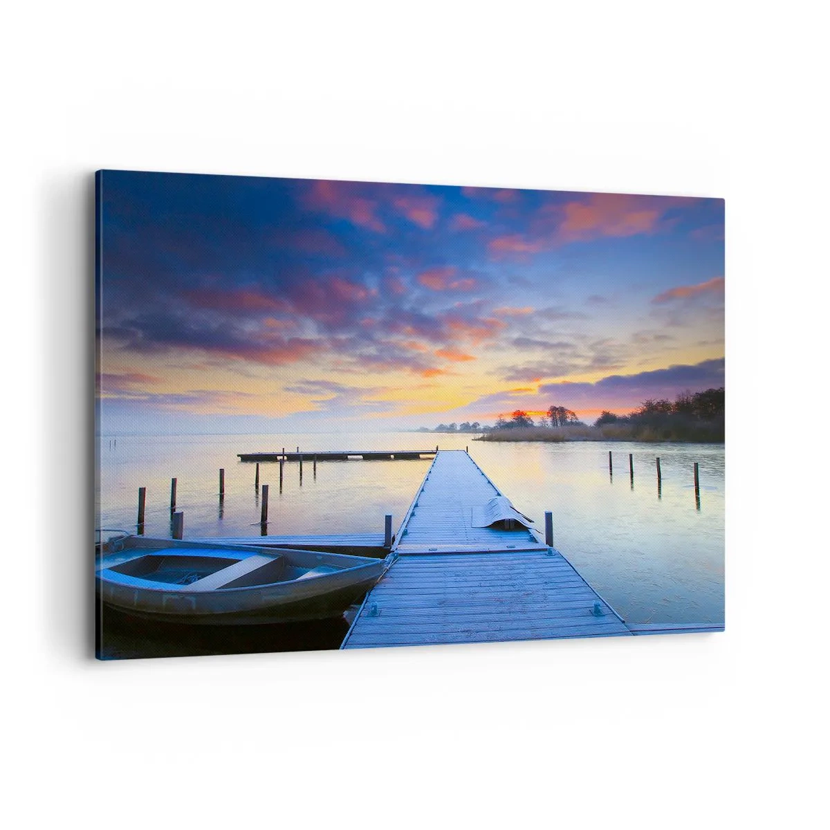 Quadro su tela - Stampe su Tela - Un molo sul lago al tramonto con una barca sulla riva - 100x70cm - Tranquillità violacea e dorata - Decorazione murale moderna per soggiorno e camera da letto ARTTOR