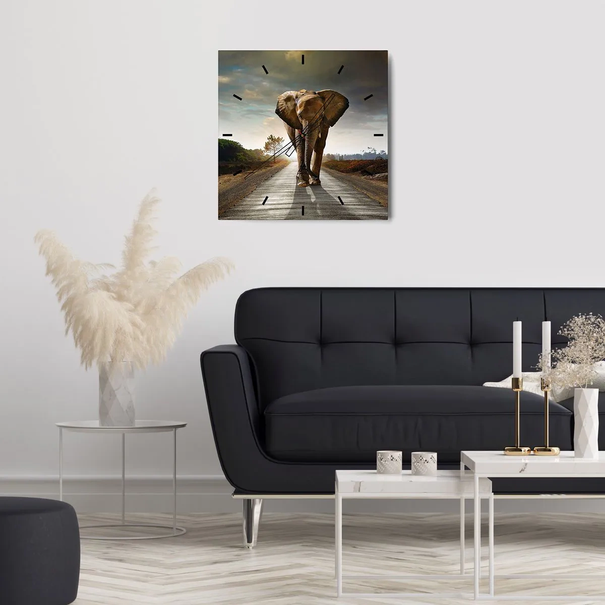 Orologio da parete - Orologio in Vetro - Un elefante che cammina lungo una strada attraverso un paesaggio al tramonto - 30x30cm - E non nel negozio di cristalli - Decorazione murale moderna per soggiorno e camera da letto ARTTOR