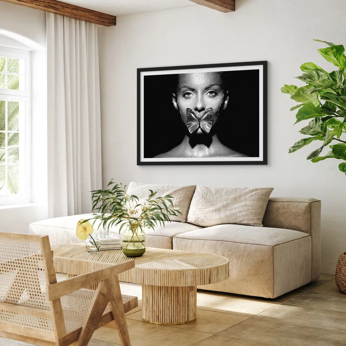Poster in cornice nera - Volto di donna in bianco e nero con una farfalla sulle labbra - 70x50cm - Il bacio delle farfalle - Decorazione murale moderna per soggiorno e camera da letto ARTTOR