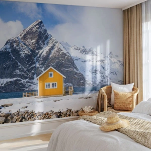 Fotomurali Premium Sand - Una casa gialla sullo sfondo di montagne innevate e un fiordo - 100x70cm - Vacanze scandinave - Decorazione murale moderna per soggiorno e camera da letto ARTTOR