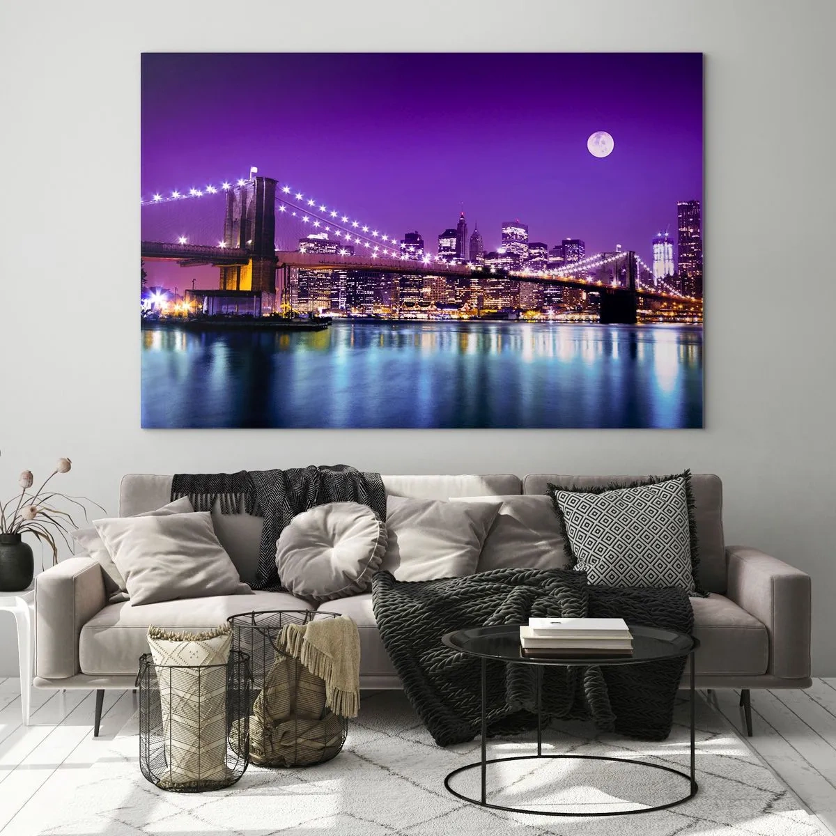 Quadro su vetro - Il ponte di Brooklyn e Manhattan di notte nelle tonalità viola - 120x80cm - Luce della grande città in viola - Decorazione murale moderna per soggiorno e camera da letto ARTTOR