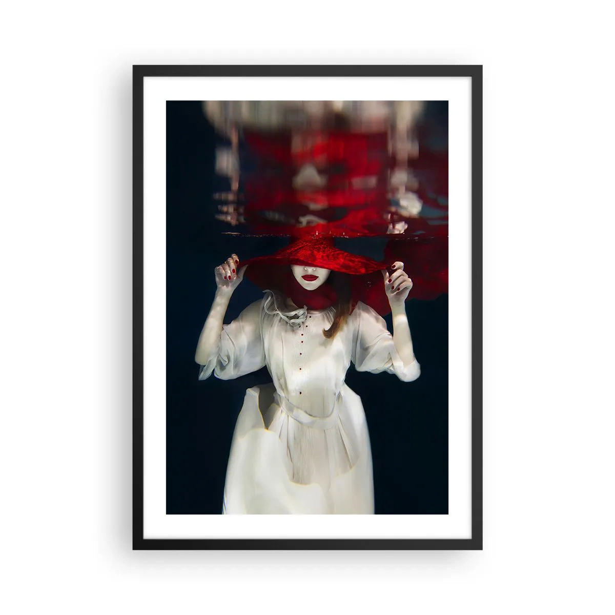 Poster in cornice nera - Una donna con un cappello rosso è immersa sott'acqua. - 50x70cm - Donnagatto - Decorazione murale moderna per soggiorno e camera da letto ARTTOR