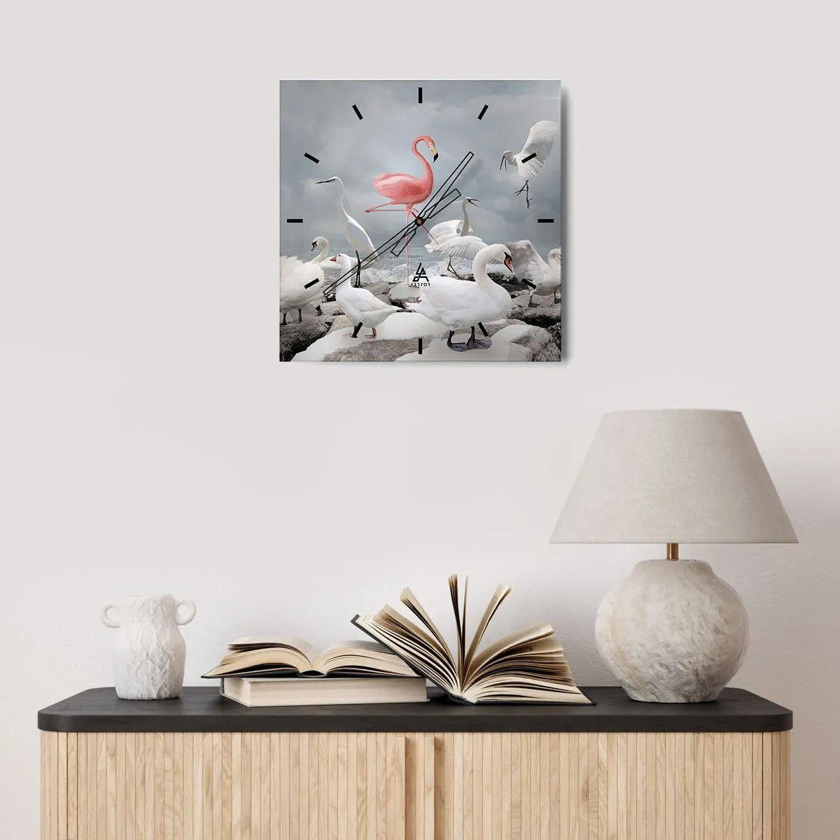 Orologio da parete - Orologio in Vetro - Un fenicottero rosa tra cigni bianchi sullo sfondo di un lago - 30x30cm - Come sono arrivato qui? - Decorazione murale moderna per soggiorno e camera da letto ARTTOR