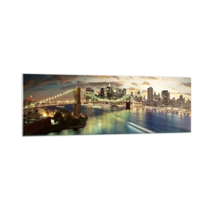 Quadro su vetro - Un ponte illuminato con la città sullo sfondo, con luci riflesse nell'acqua. - 160x50cm - Il cielo luminoso sopra Manhattan - Decorazione murale moderna per soggiorno e camera da letto ARTTOR
