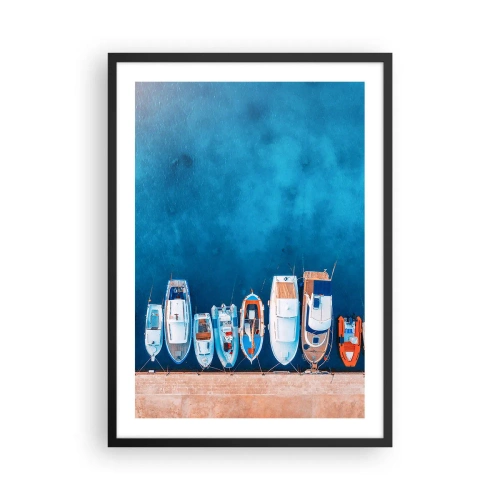 Poster in cornice nera - Una vista a volo d'uccello delle barche ormeggiate in una baia blu - 50x70cm - In una fila - Decorazione murale moderna per soggiorno e camera da letto ARTTOR