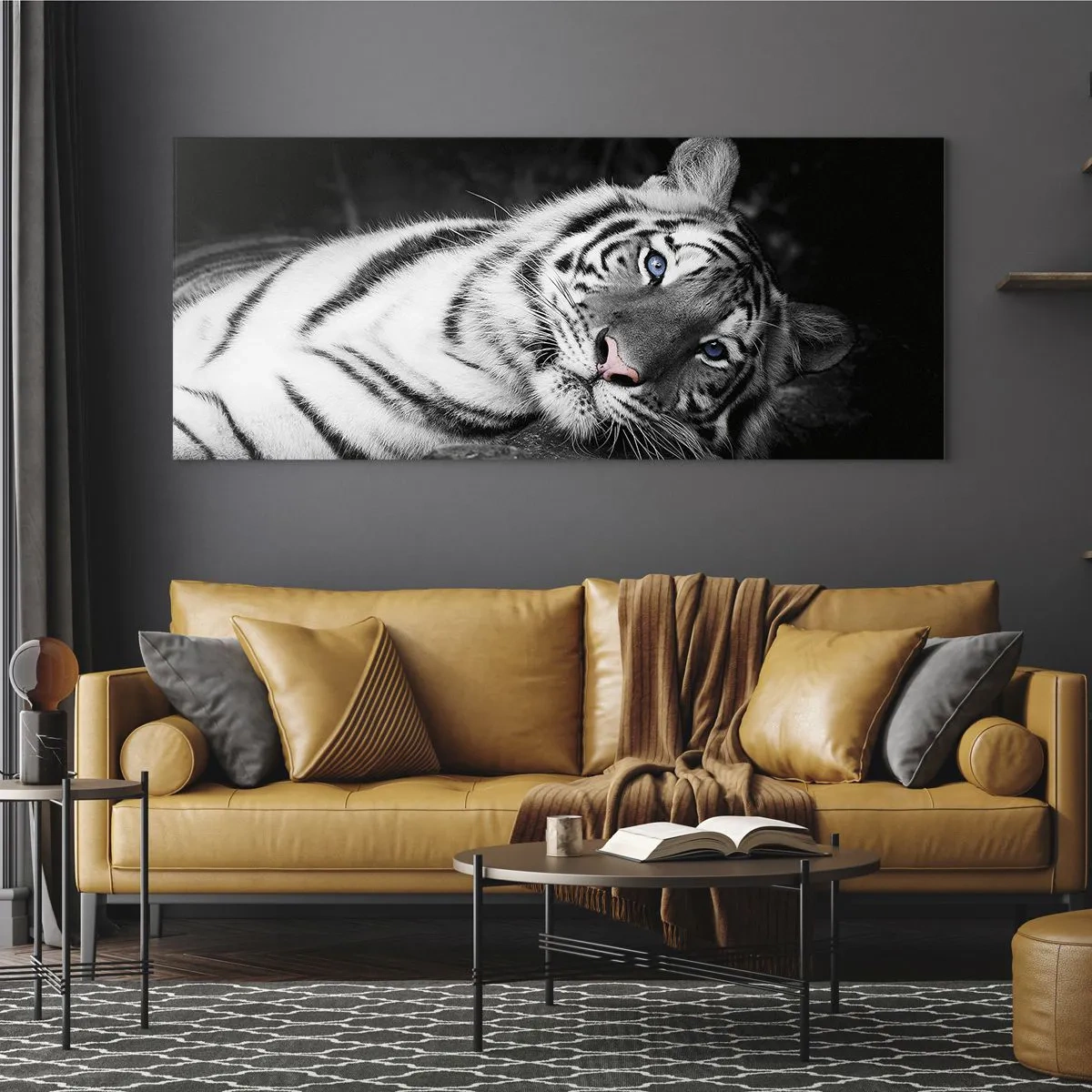 Quadro su vetro - Una tigre bianca artisticamente raffigurata su uno sfondo nero - 160x50cm - Selvaggità e pace - Decorazione murale moderna per soggiorno e camera da letto ARTTOR