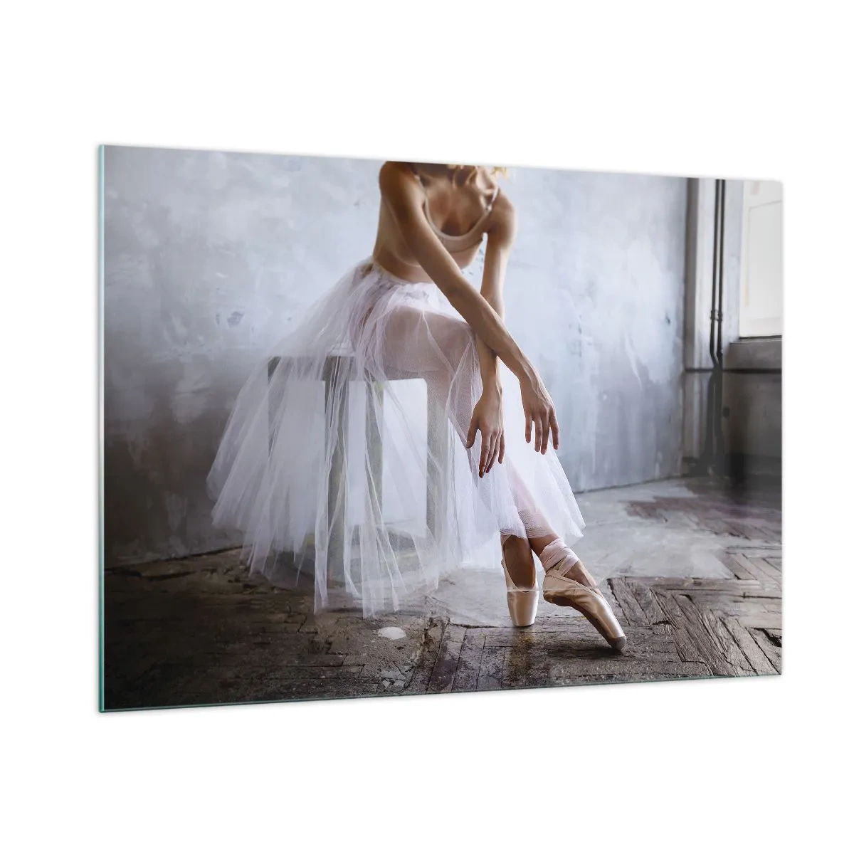 Quadro su vetro - Una ballerina con una gonna di tulle riposa nell'atrio - 100x70cm - Prima che si accendano le luci del palco - Decorazione murale moderna per soggiorno e camera da letto ARTTOR