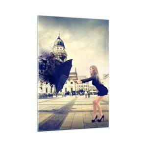 Quadro su vetro - Una donna con un ombrello in una composizione artistica su uno sfondo urbano - 80x120cm - C'è un vento tale... - Decorazione murale moderna per soggiorno e camera da letto ARTTOR