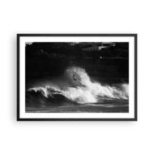 Poster in cornice nera - Un surfista che cavalca un'onda in bianco e nero - 70x50cm - Sfida accettata! - Decorazione murale moderna per soggiorno e camera da letto ARTTOR