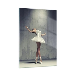 Quadro su vetro - Una ballerina in abito bianco contro un muro grezzo - 50x70cm - Leggero come un uccello - Decorazione murale moderna per soggiorno e camera da letto ARTTOR