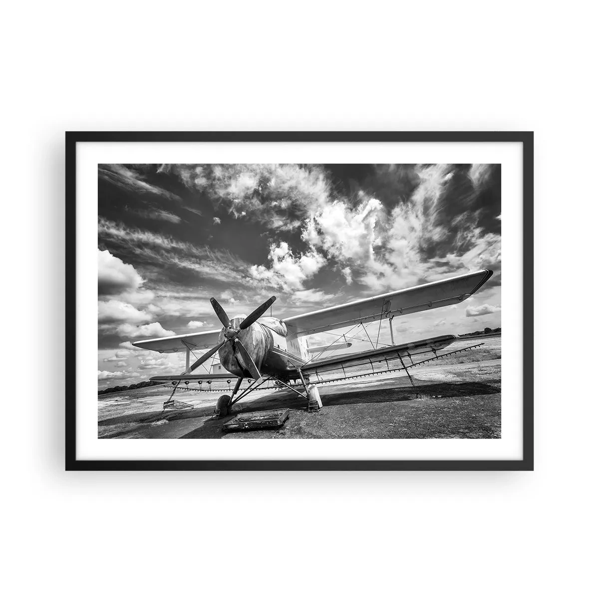 Poster in cornice nera - Un vecchio aereo all'aeroporto in bianco e nero - 70x50cm - Non vedo l'ora! - Decorazione murale moderna per soggiorno e camera da letto ARTTOR