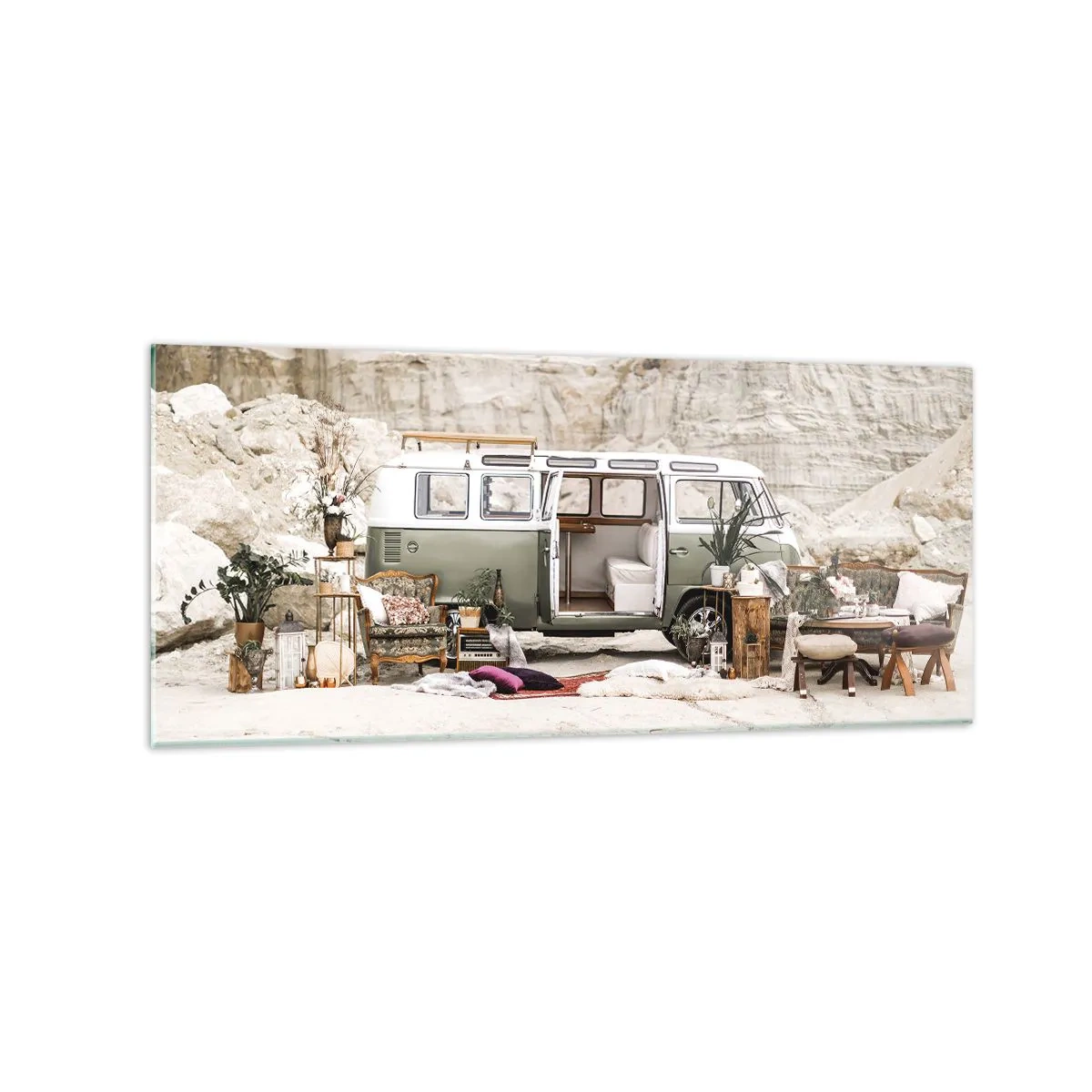 Quadro su vetro - Un camper retrò dal design boho sullo sfondo di un paesaggio roccioso. - 120x50cm - è tempo di viaggiare - Decorazione murale moderna per soggiorno e camera da letto ARTTOR