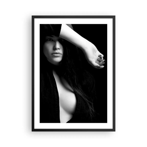 Poster in cornice nera - Fotografia in bianco e nero di una donna dallo sguardo misterioso - 50x70cm - Scuola di seduzione - Decorazione murale moderna per soggiorno e camera da letto ARTTOR
