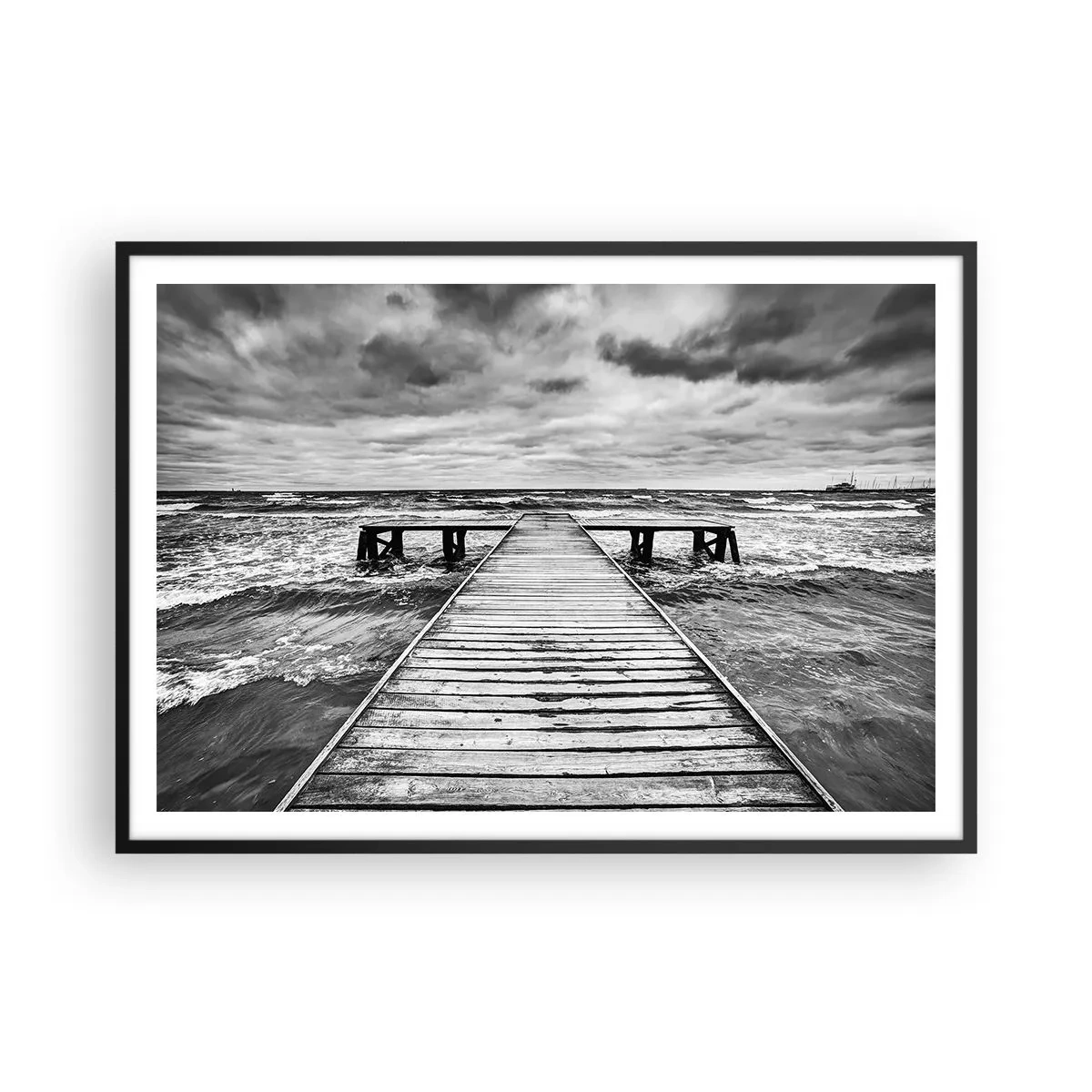 Poster in cornice nera - Una vista in bianco e nero di un molo di legno su un mare in tempesta. - 100x70cm - Aspetto che il vento le scacci via... - Decorazione murale moderna per soggiorno e camera da letto ARTTOR