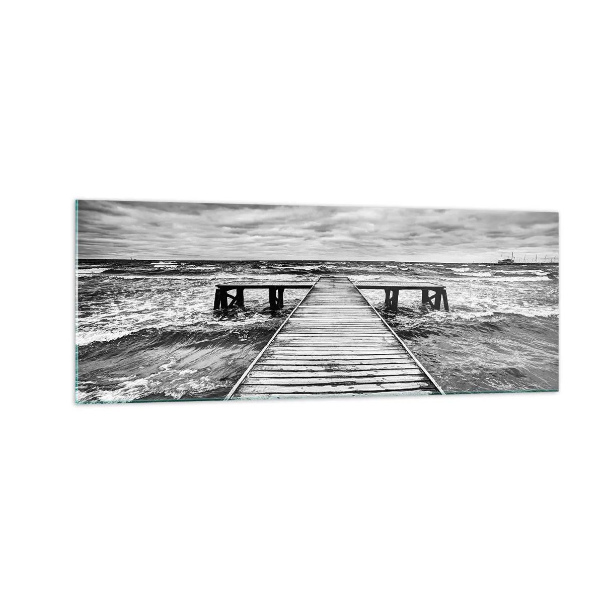 Quadro su vetro - Una vista in bianco e nero di un molo di legno su un mare in tempesta. - 140x50cm - Aspetto che il vento le scacci via... - Decorazione murale moderna per soggiorno e camera da letto ARTTOR