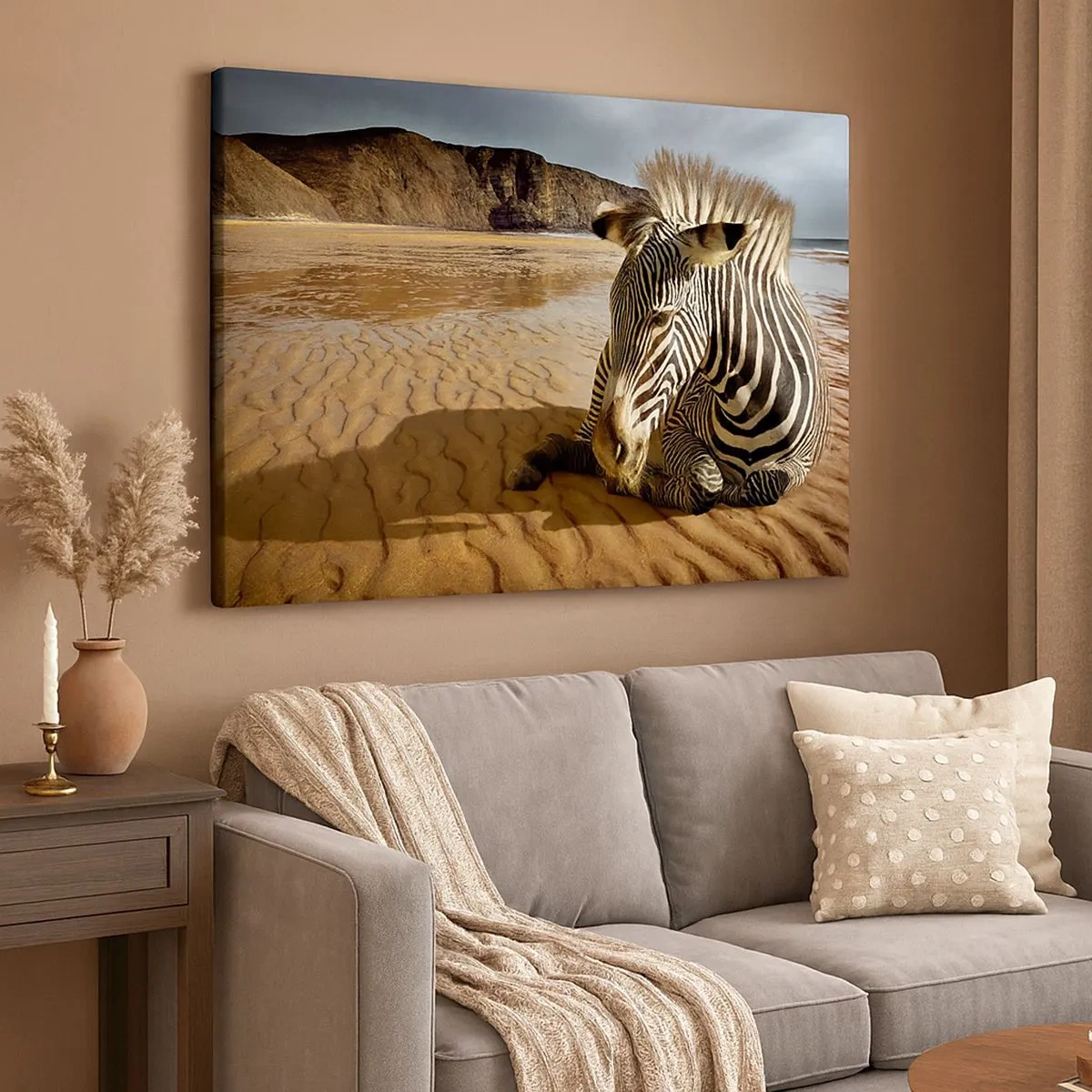 Quadro su tela - Stampe su Tela - Una zebra che riposa su una spiaggia sabbiosa con scogliere sullo sfondo. - 70x50cm - Fatti l'uno per l'altra - Decorazione murale moderna per soggiorno e camera da letto ARTTOR